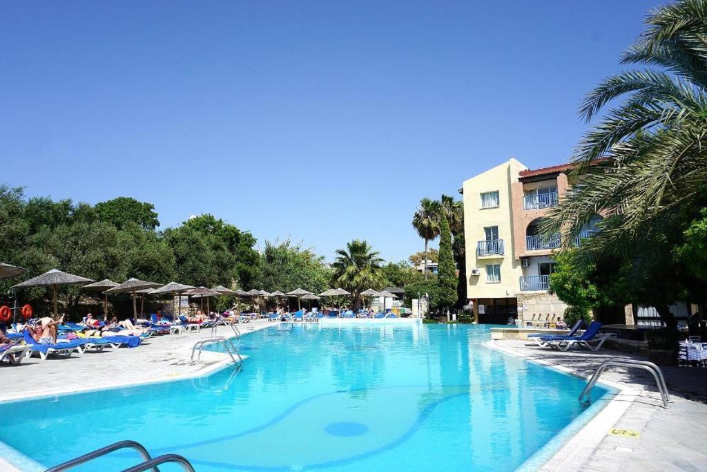 Alex'S Vacation Suite - 100M From The Beach - 6 Guests Paphos Exterior foto